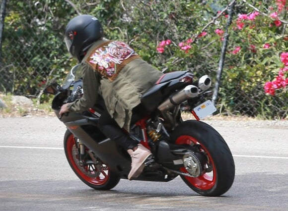 Exclusif - Prix Spécial - Justin Bieber fait de la moto à Los Angeles, le 17 mars 2015. Le chanteur a customisé sa moto Ducati avec ses initiales "JB". Escorté par ses gardes du corps, Justin a suivi la voiture de Corey Gamble (ex de Kris Jenner)