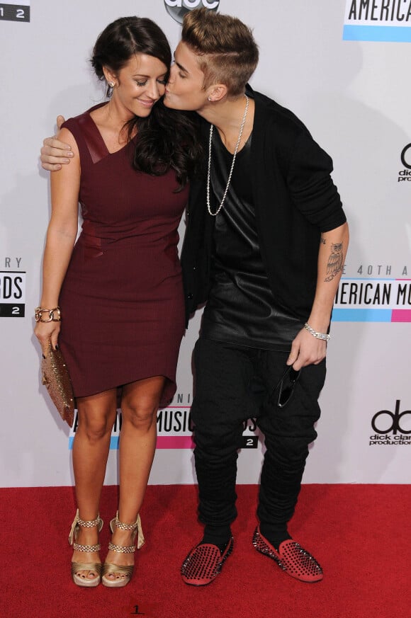 Justin Bieber et sa mere - People au 40e anniversaire des American Music Awards a Los Angeles. Le 18 novembre 2012 