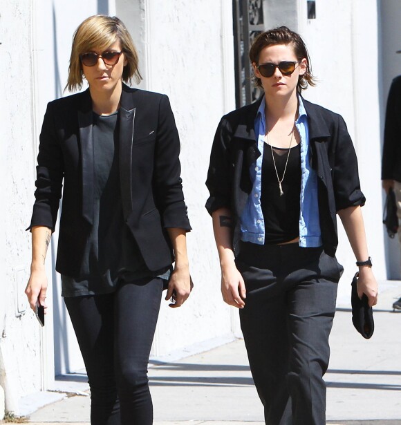Kristen Stewart et Alicia Cargile se promènent dans les rues de West Hollywood, le 28 mars 2015 