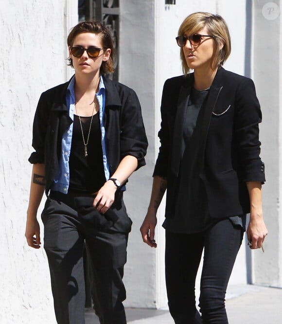 Kristen Stewart et son amie Alicia Cargile se promènent dans les rues de West Hollywood, le 28 mars 2015