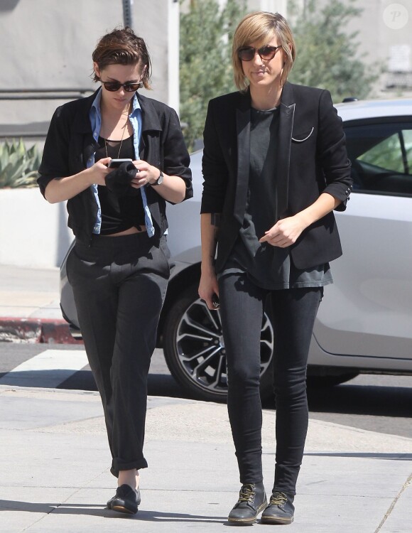 Kristen Stewart se promène avec Alicia Cargile dans les rues de West Hollywood, le 28 mars 2015