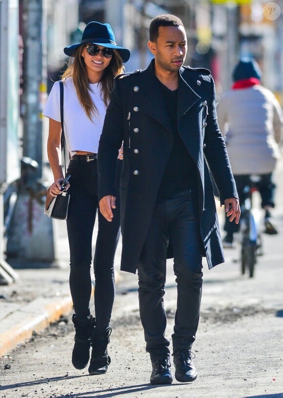 John Legend accompagne sa femme Chrissy Teigen à l'aéroport de New York, le 12 mars 2015.  