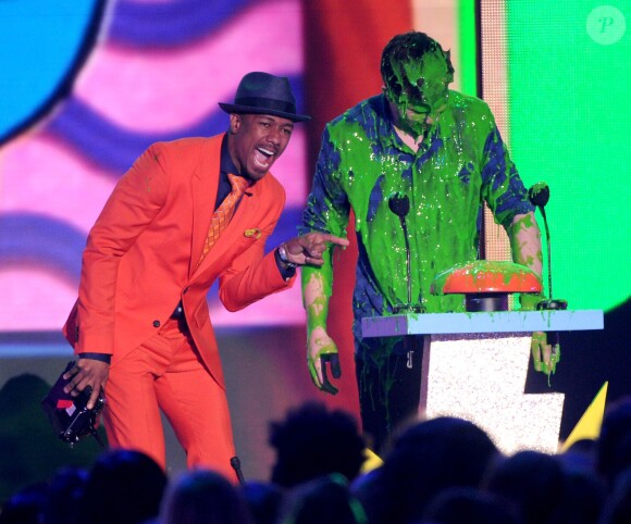 Shawn Mendes et Nick Cannon sur la scène des "Nickelodeon's 28th Annual Kids' Choice Awards" à Inglewood, le 28 mars 2015 