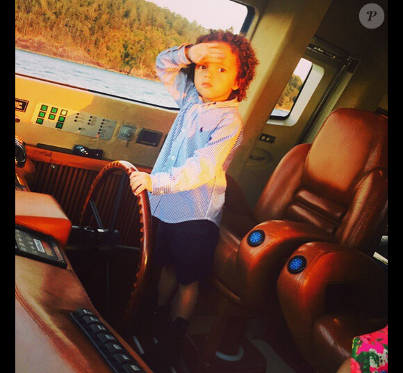 Mariah Carey a ajouté une photo à son compte Instagram de son fils Moroccan, le 17 novembre 2014