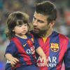 Gerard Piqué et son fils Milan - Shakira (enceinte) et son fils Milan vont encourager Gerard Piqué et le FC Barcelone au Camp Nou le 18 octobre 2014