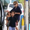 Jennifer Lopez, accompagnée de ses enfants Max et Emme dans une station service pour faire le plein d'essence. Los Angeles, le 4 avril 2015