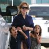 Jennifer Lopez, accompagnée de ses enfants Max et Emme dans une station service pour faire le plein d'essence. Los Angeles, le 4 avril 2015