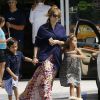 Jennifer Lopez, accompagnée de ses enfants Max et Emme, et son compagnon Casper Smart se sont arrêtés dans une station service pour faire le plein d'essence. Los Angeles, le 4 avril 2015