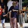 Jennifer Lopez, accompagnée de ses enfants Max et Emme, et son compagnon Casper Smart se sont arrêtés dans une station service pour faire le plein d'essence. Los Angeles, le 4 avril 2015