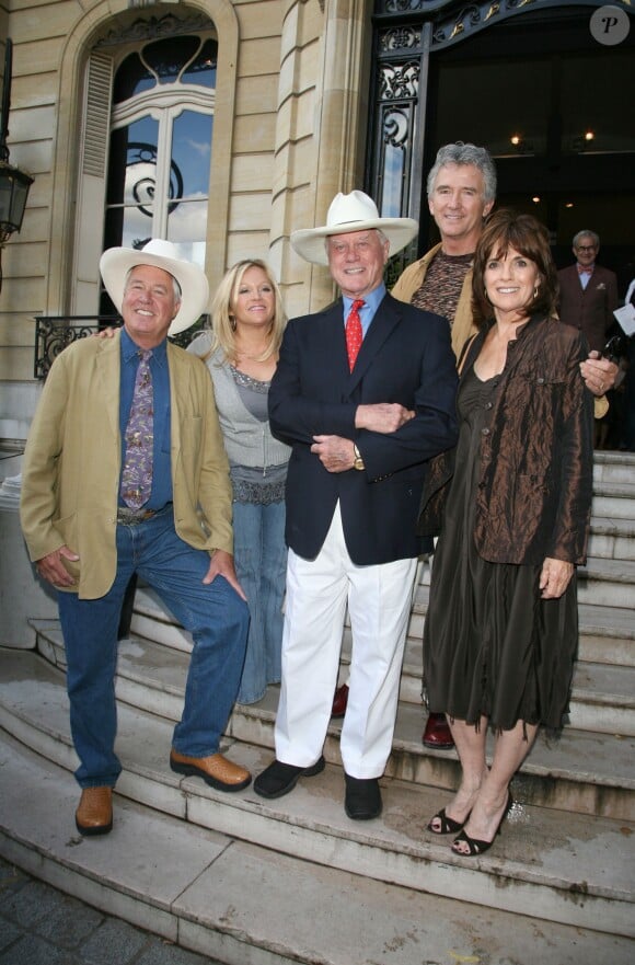 Steeve Kanaly, Charlene Tilton, Larry Hagman, Linda Gray et Patrick Duffy posent lors d'une exposition de leur vêtements de tournage dans la galerie Artcurial de Paris, le 9 juillet 2007 