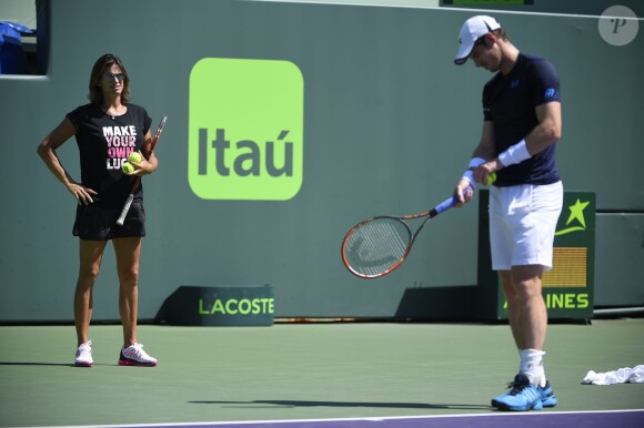 Andy Murray à l'entraînement sous les yeux d'Amélie Mauresmo avant sa finale, perdue, face à Novak Djokovic le 5 avril 2015 à Miami, à six jours de son mariage avec sa fiancée Kim Sears.