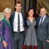 Andy Murray avec ses parents et sa fiancée Kim Sears à Buckingham Palace le 17 octobre 2013 lors d'une remise de décorations
