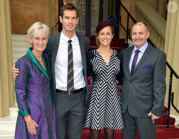Andy Murray avec ses parents et sa fiancée Kim Sears à Buckingham Palace le 17 octobre 2013 lors d'une remise de décorations
