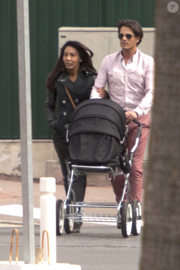 Exclusif - Giuseppe Polimeno (Qui veut épouser mon fils ?) et sa compagne Hinda promènent leur fille Giulia, née le 24 février, dans les jardins du port Canto à Cannes. Le 4 avril 2015.