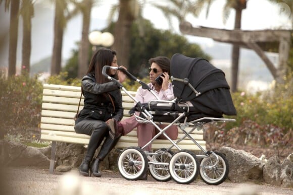 Exclusif - Giuseppe Polimeno et sa compagne Hinda avec leur fille Giulia, née le 24 février, dans les jardins du port Canto à Cannes. Le 4 avril 2015.