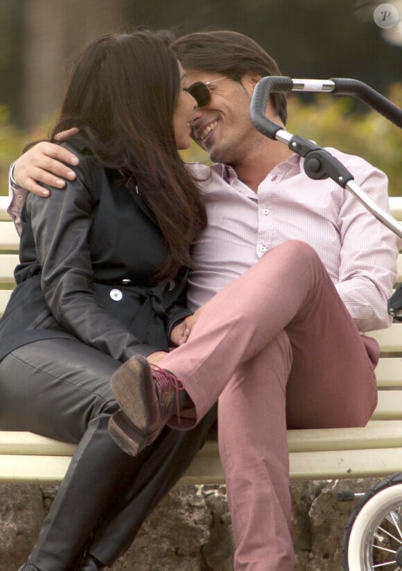 Exclusif - Le séducteur Giuseppe Polimeno et sa compagne Hinda promènent leur fille Giulia, née le 24 février, dans les jardins du port Canto à Cannes. Le 4 avril 2015.
