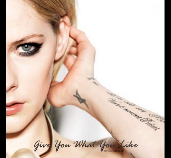 Avril Lavigne a ajouté une photo sur son compte Instagram afin de faire la promotion de son nouveau morceau Give You What You Like, le 10 février 2015