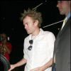 Deryck Whibley continue de boire alors qu'il monte dans sa voiture en quittant le club Boa à West Hollywood, le 27 aout 2009  