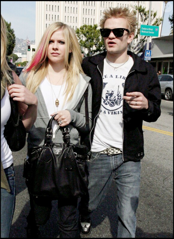 Avril Lavigne et son mari Deryck Whibley profitent d'une après midi sous le soleil de Los Angeles, le 18 février 2002 