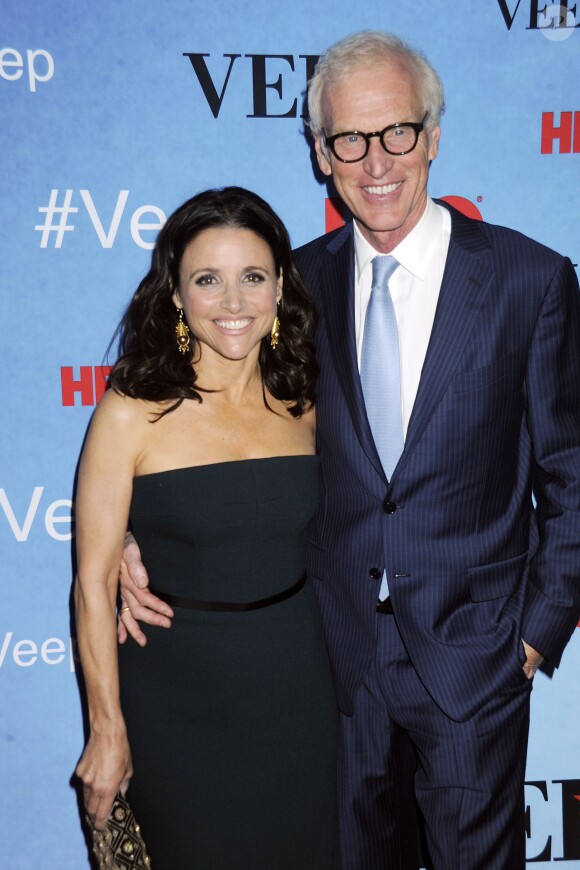 Julia Louis-Dreyfus et son mari Brad Hall lors de la première de la 4ème saison de la série "Veep" à New York, le 6 avril 2015.