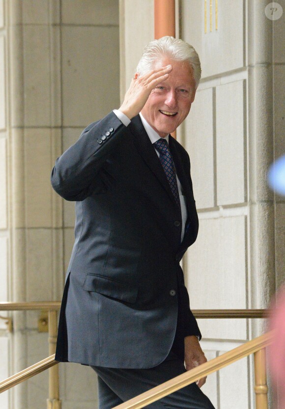 Bill Clinton arrive accompagné de sa femme Hillary Clinton au Lenox Hill Hospital à New York, le 29 septembre 2014 pour rendre visite à leur fille Chelsea Clinton Mezvinsky et leur petite-fille Charlotte Clinton Mezvinsky.  