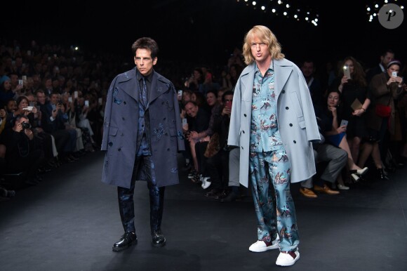 Ben Stiller et Owen Wilson défilent pour Valentino, collection prêt-à-porter automne-hiver 2015/2016 pour annoncer Zoolander 2, à Paris le 10 mars 2015. 