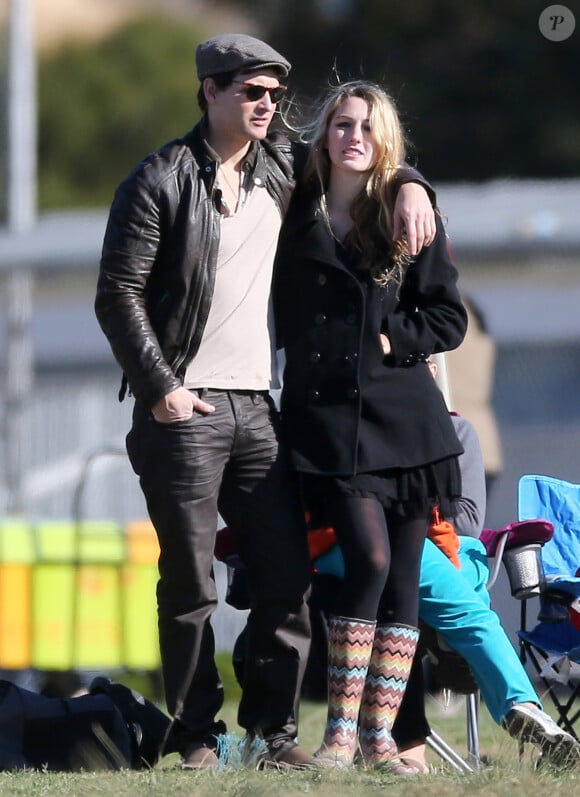 Jennie Garth et Peter Facinelli assistent au match de football de leurs filles Fiona et Lola a Los Angeles, avec leur fille ainee Luca Bella. Peter Facinelli et Jennie Garth se sont separes en mars 2012.  