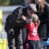 Jennie Garth et Peter Facinelli assistent au match de football de leurs filles Fiona et Lola a Los Angeles, avec leur fille ainee Luca Bella. Peter Facinelli et Jennie Garth se sont separes en mars 2012. 