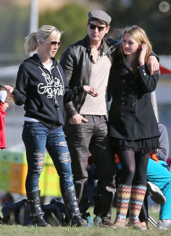 Jennie Garth et Peter Facinelli assistent au match de football de leurs filles Fiona et Lola a Los Angeles, avec leur fille ainee Luca Bella. Peter Facinelli et Jennie Garth se sont separes en mars 2012.  