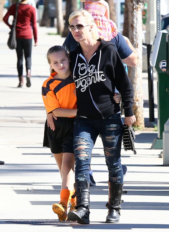 Jennie Garth et Peter Facinelli assistent au match de football de leurs filles Fiona et Lola a Los Angeles, avec leur fille ainee Luca Bella. Peter Facinelli et Jennie Garth se sont separes en mars 2012.  