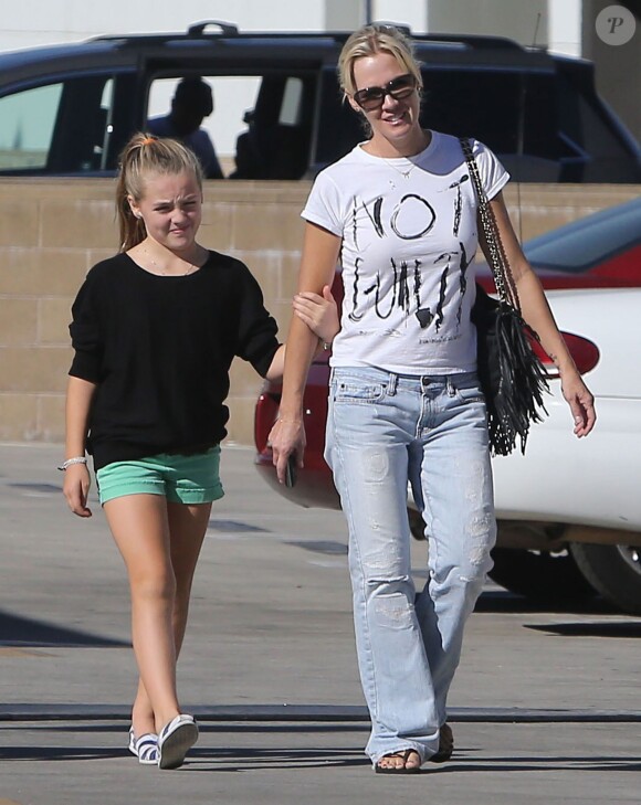 Exclusif - Jennie Garth emmene ses filles Fiona et Lola Facinelli faire du shopping a Westfield Mall, Los Angeles, le 27 Octobre 2012  