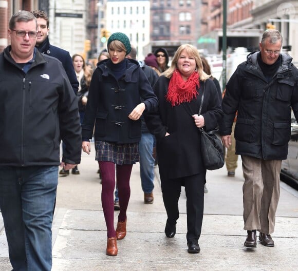 Taylor Swift va déjeuner avec son frère Austin et ses parents Andrea et Scott dans le quartier de Tribeca à New York, le 22 décembre 2014.