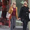 Exclusif - Taylor Swift fait du shopping avec sa mère Andrea au "Portobello Road Market" à Londres, le 4 Octobre 2012