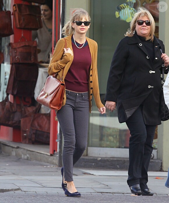 Exclusif - Taylor Swift fait du shopping avec sa mère Andrea au "Portobello Road Market" à Londres, le 4 Octobre 2012