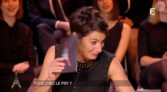 Moment de gêne pour Alessandra Sublet qui dévoile malgré elle ne pas faire autant l'amour qu'Ary Abittan - Emission Un soir à la tour Eiffel, sur France 2, le 8 avril 2015.