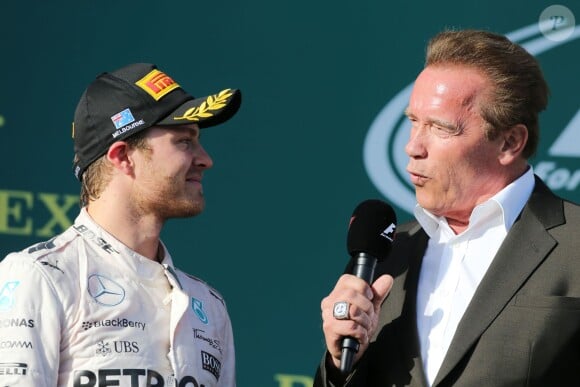 Nico Rosberg avec Arnold Schwarzenegger sur le podium du Grand Prix d'Australie, le 15 mars 2015 à Melbourne