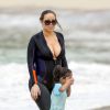Exclusif - Mariah Carey s'amuse avec sa fille Monroe et des amis sur la plage de Flamands à Saint-Barthélemy, le 29 mars 2015.