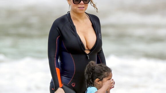 Mariah Carey, décolleté très débordant, barbote avec sa petite Monroe