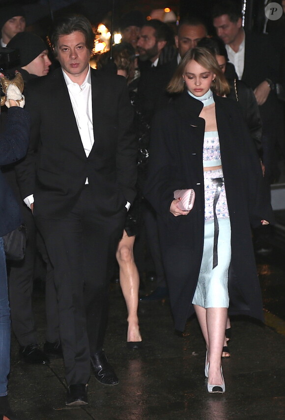 Lily-Rose Depp et Benjamin Biolay arrivent à la présentation de la collection Chanel Paris-Salzburg en l'honneur des Métiers d'Art à New York, le 31 mars 2015.