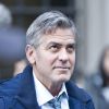 George Clooney relax sur le tournage de son prochain film, Money Monster, à Wall Street, New York le 11 avril 2015.