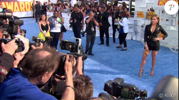 Jennifer Lopez et Emily Ratajkowski aux MTV Movie Awards à Los Angeles