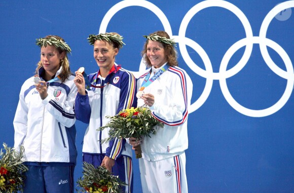 Camelia Potec entouré de Federica Pellegrini et Solenne Figues lors du 200 m nage libre aux Jeux olympiques d'Athènes, le 17 août 2004