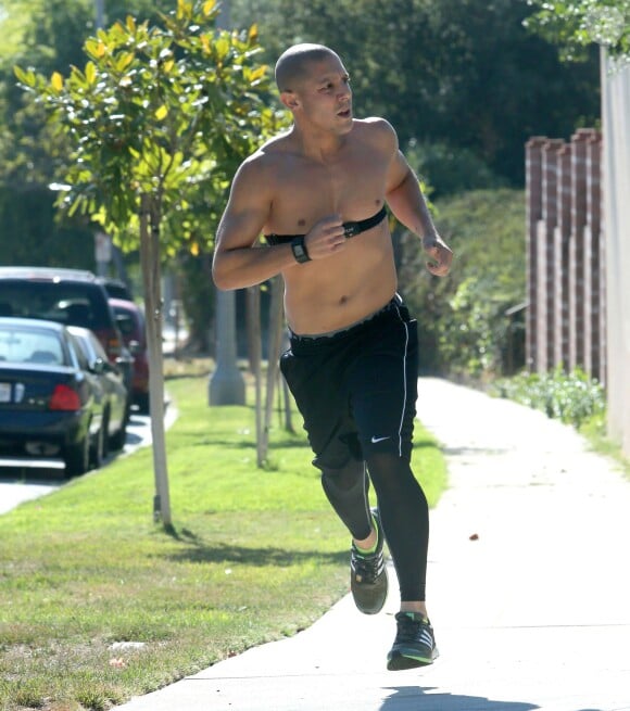 Exclusif - Theo Rossi fait son jogging matinal torse nu à Los Angeles, le 14 septembre 2014.  