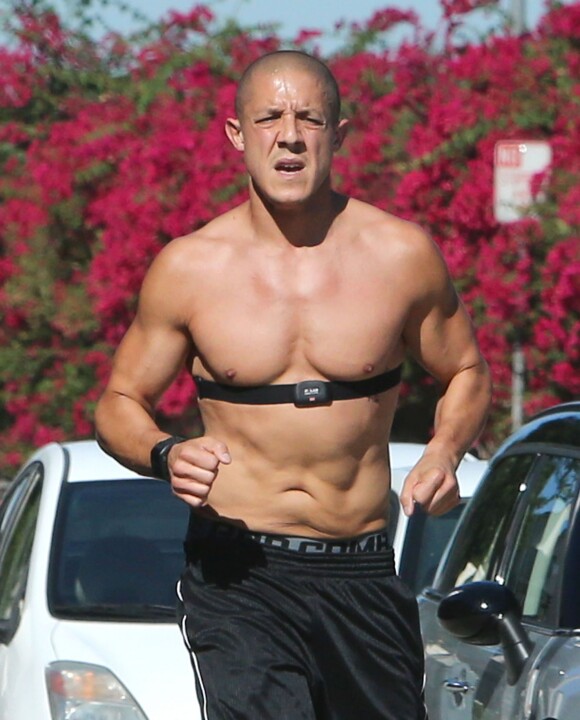 Exclusif - Theo Rossi fait son jogging matinal torse nu à Los Angeles, le 14 septembre 2014. 