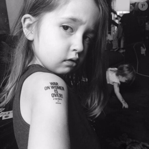 Jemima Kirke ajoute une photo de sa fille sur Twitter, janvier 2015