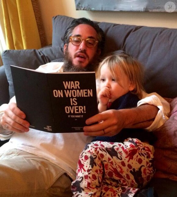 Jemima Kirke ajoute une photo de sa fille et son mari sur Twitter, janvier 2015