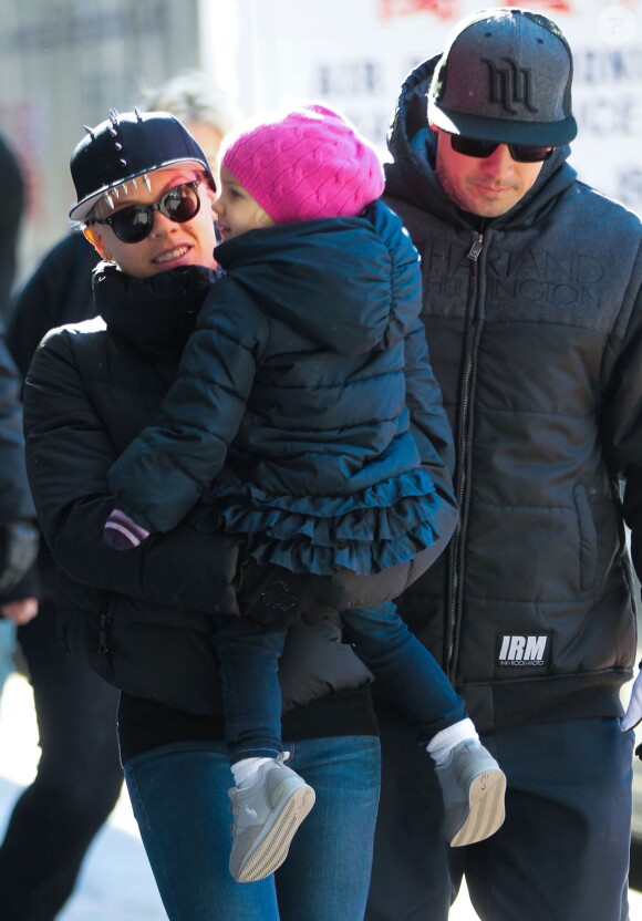La chanteuse Pink, son mari Carey Hart et leur fille Willow se promenent a New York, le 12 decembre 2013. 