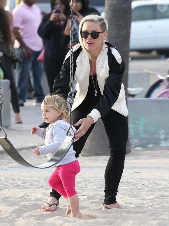 La chanteuse Pink, son mari Carey Hart et leur fille Willow s'amusent en famille a Venice Beach, le 9 Juin 2013.