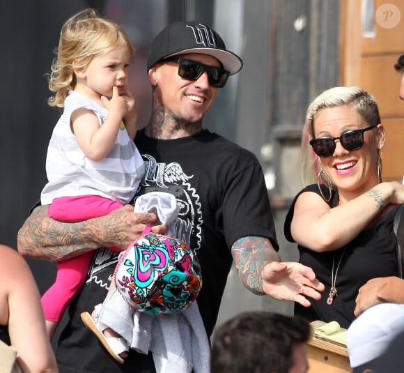 La chanteuse Pink, son mari Carey Hart et leur fille Willow s'amusent en famille a Venice Beach, le 9 Juin 2013. Ils ont fait du vélo, puis ont emmené la petite Willow faire de la balançoire. 