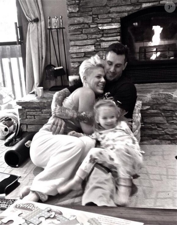 Sur Twitter, la chanteuse Pink a ajouté une photo avec sa fille Willow et son mari Carey Hart le 13 décembre 2013